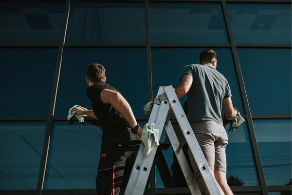 vinduespudsning svendborg vinduespudser erhverv kontor stige vinduesvask